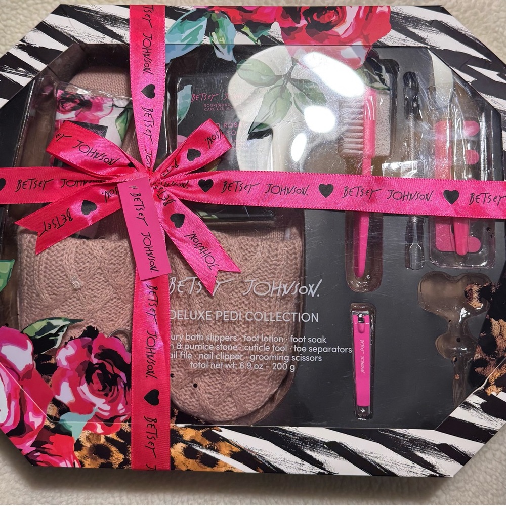 Betsey Johnson DELUXE PEDI COLLECTION, Gift Set, New and sealed